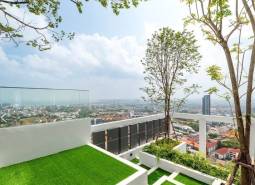 Dachterrasse mit Blick auf die Stadt Pattaya und Wohnbebauung.
