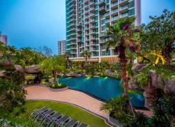 Wohnungsbau in Pattaya, mit Pool und tropischem Garten.