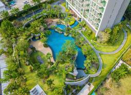 Luxuriöser Pool inmitten einer grünen Oase beim Bau von Wohnungen in Pattaya.