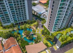 Wohnungsbau in der Stadt Pattaya, mit angelegten Gärten und Schwimmbädern bei den Wohngebäuden.