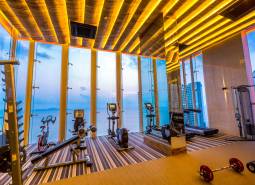 Fitnesscenter mit Meerblick und moderner Ausstattung im Rahmen des Wohnungsbaus.