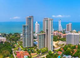 Wohnungsbau in Pattaya, Hochhäuser an der Küste mit Meerblick.