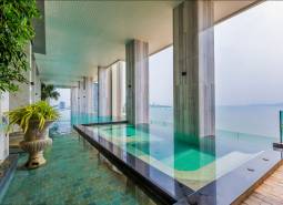 Ein Pool mit herrlichem Meerblick im Rahmen des Wohnungsbaus in Pattaya.