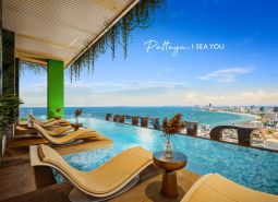 Balkon mit Pool und Blick auf die Küste in der Stadt Pattaya, Wohnungsbau.