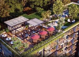Dachgarten mit Terrasse im Wohnkomplex in Pattaya, umgeben von Grün.