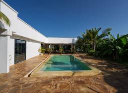 Weiße Architektur mit einem Pool inmitten von Grün in Paje, Region Unguja Süd.