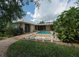 Ein Haus mit Pool, umgeben von Grün, in der Straße Paje in der Region Unguja South.