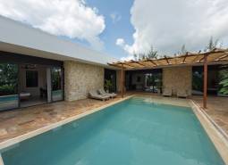 Bau von Häusern in Paje, Region Unguja Süd, mit Pool und Steinmauern auf der Terrasse.