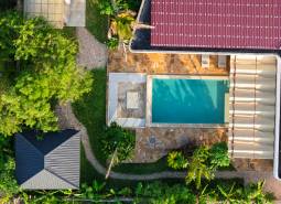 Luftaufnahme vom Bau von Häusern mit Swimmingpool in einem Vorort von Paje, Region Unguja South.