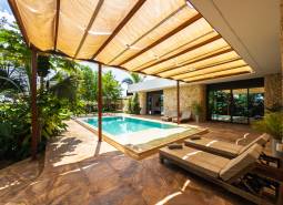 Garten eines Einfamilienhauses in der Paje-Straße in der Region Unguja South mit Pool und Liegestühlen.