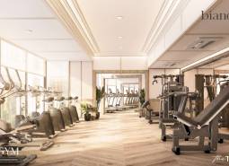 Ein Innen-Fitnessstudio mit Holzdekorboden und Fitnessgeräten in einem Wohnungsbau.