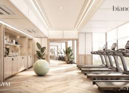 Innenraum eines Fitnessstudios mit Holzboden und moderner Fitnesseinrichtung. Wohnungsbau.