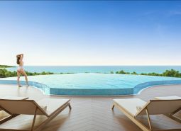 Pool mit Meerblick und Liegestühlen, Wohnungsbau in Phuket.