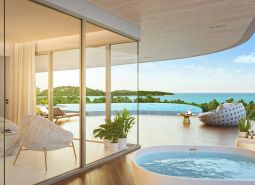 Elegantes Interieur mit Blick auf die Terrasse, den Pool und den Ozean, Wohnungsbau.