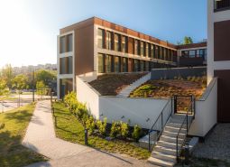 Wohnungsbau in der Mierová-Straße in Bratislava - Ružinov mit angepassten Grünflächen.