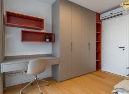 Innenraum mit Bürotisch, Aufbewahrungsschränken und Boden mit Holzdekor. Wohnungsbau.