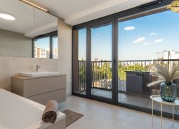 Badezimmer mit Aussicht und Balkon, Wohnungsbau, Boden mit Holzdekor.