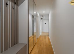 Flur mit Holzboden und Spiegelschrank, Wohnungsbau.
