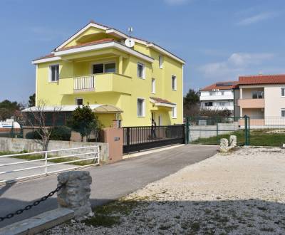 KROATIEN – Mehrfamilienhaus mit drei Wohnungen – VRSI, Zadar