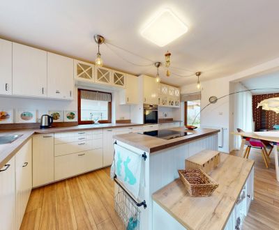 Schönes Familienhaus mit großem Grundstück und Garten im Dorf Čaradice