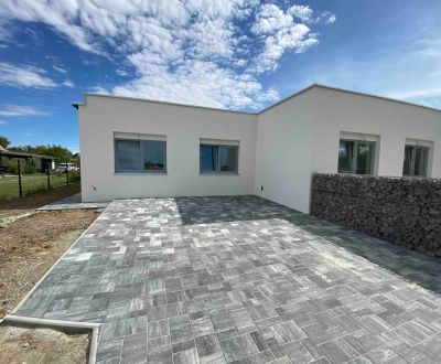 Modernes Einfamilienhaus in Mojmírovce, Bezirk Nitra