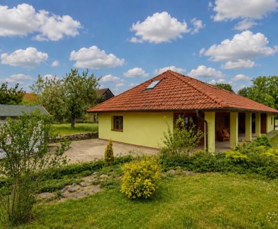Schönes Familienhaus mit großem Grundstück und Garten im Dorf Čaradice