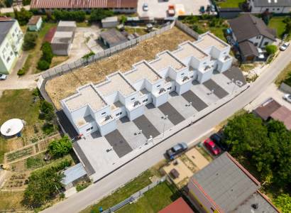 Wohnhausbau in Horná Streda in der Straße Horná Streda, Reihenhausbebauung mit Schotterzufahrtsstraße.