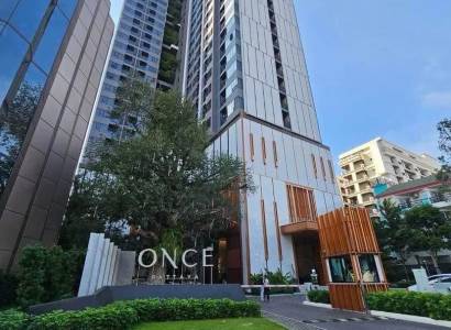 Wohnungsbau in Pattaya mit hohen Gebäuden und gepflegter grüner Umgebung.