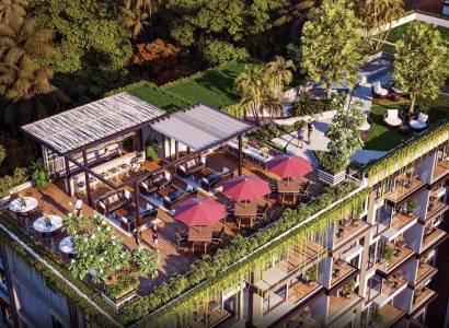 Dachgarten mit Terrasse im Wohnkomplex in Pattaya, umgeben von Grün.