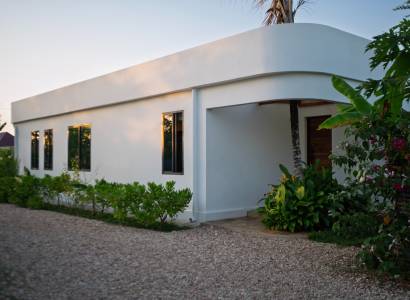 Wohnungsbau in Paje, Region Unguja South, mit Grünflächen um das weiße Gebäude.