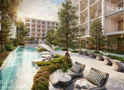 Der Bau von Wohnungen in Phuket mit Pool und Grünflächen schafft eine entspannende Umgebung.