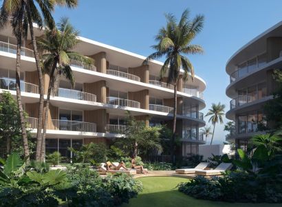 Wohnungsbau in Surat Thani: Wohngebäude mit Palmen und Grün im Hintergrund.
