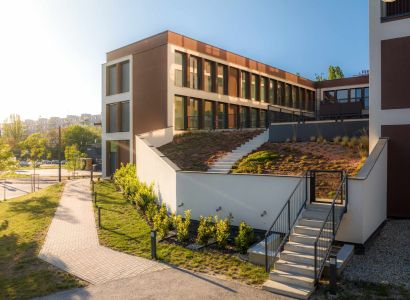 Wohnungsbau in der Mierová-Straße in Bratislava - Ružinov mit angepassten Grünflächen.