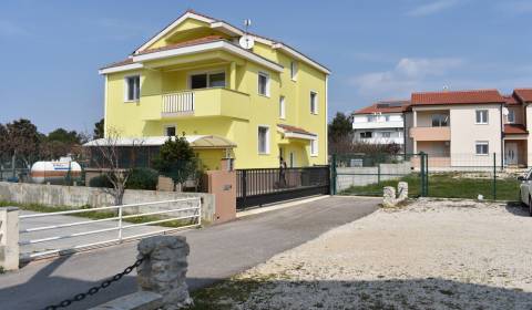 KROATIEN – Mehrfamilienhaus mit drei Wohnungen – VRSI, Zadar