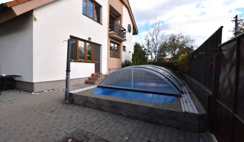 Trojgeneračný RD, na pozemku 520 m2 s bazénom, Hlavná, Záhorská Ves 