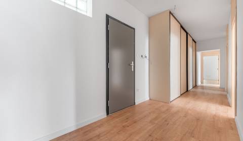 Kaufen 4-Zimmer-Wohnung, 4-Zimmer-Wohnung, Konštantína Čulena, Trnava,