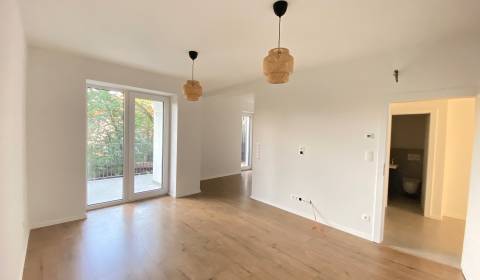 Kaufen 3-Zimmer-Wohnung, 3-Zimmer-Wohnung, Trenčianska, Bratislava - R