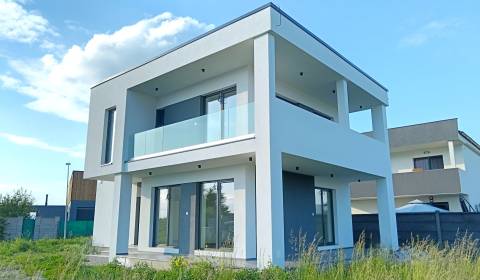 Modernes Einfamilienhaus mit Smart-Technologien in Čaňa