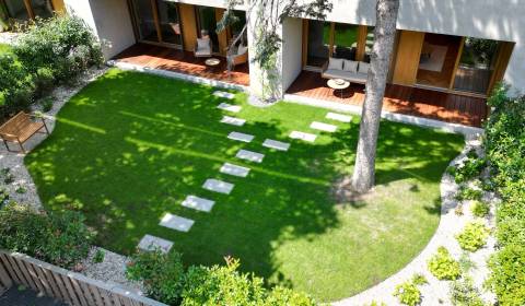 Kaufen Einzigartige Residenz mit privatem Garten, Bradlianska