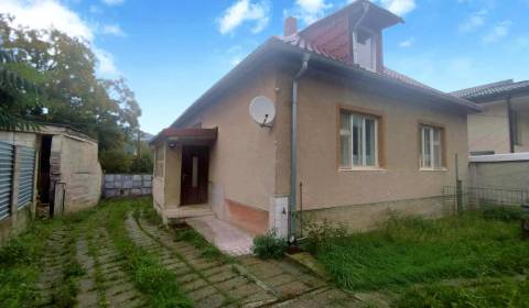 Gemütliches Einfamilienhaus in Nitrica mit großem Grundstück