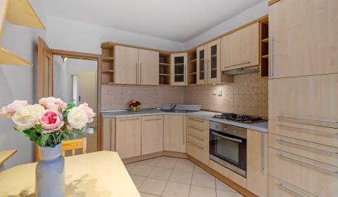 Kaufen 4-Zimmer-Wohnung, 4-Zimmer-Wohnung, Hrobákova, Bratislava - Pet