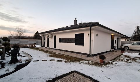 Luxuriöser Bungalow mit Pool in ruhiger Lage in Kolárovo