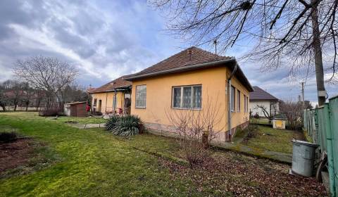 Einfamilienhaus in Komjatice: Ruhiges Wohnen mit Potenzial