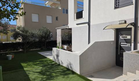 KROATIEN – Schöne 4-Zimmer-Wohnung mit großem Garten – VODICE