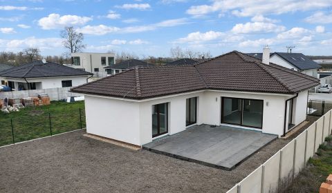 DUNAJSKÁ STREDA – Verkauf von 4 neuen Einfamilienhäusern mit Garage