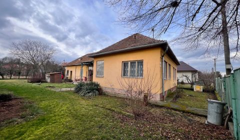 Einfamilienhaus in Komjatice: Ruhiges Wohnen mit Potenzial