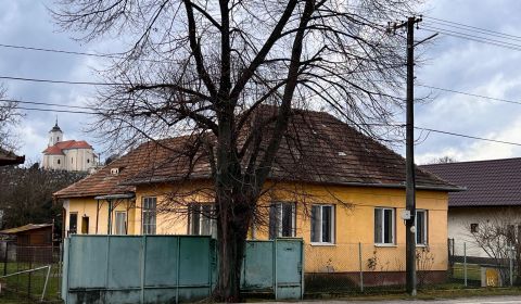 Einfamilienhaus in Komjatice: Ruhiges Wohnen mit Potenzial