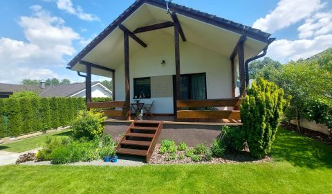 Charmantes 4-Zimmer-Holzhaus in Stožok mit großem Garten