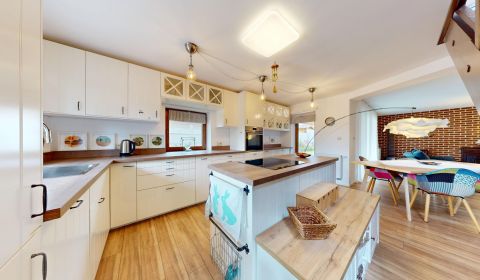 Schönes Familienhaus mit großem Grundstück und Garten im Dorf Čaradice