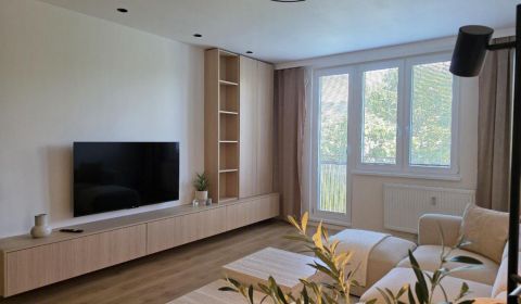 ZU VERMIETEN - Moderne, komplett renovierte Wohnung - NITRA, Zentrum